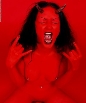 barelyevil are pleased to offer you a free photos featuring Scar 13 unveiling beautiful shape